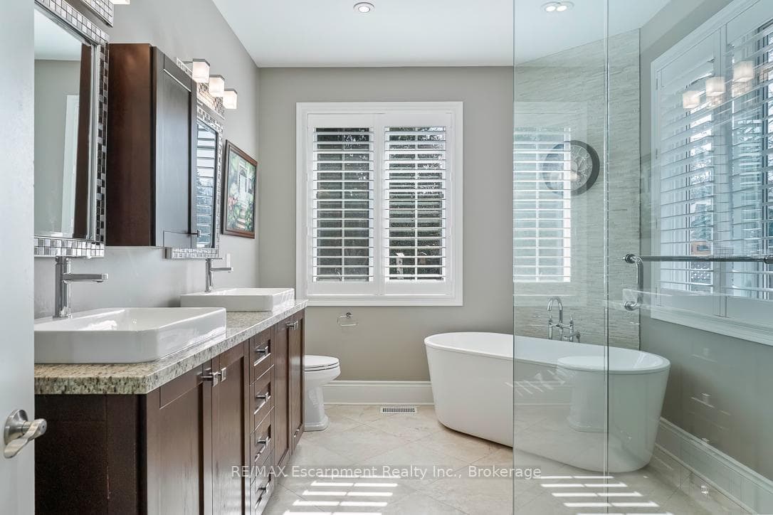 214 MAPLE GROVE Drive - Detached photo 17 of 49 in Oakville, Ontario