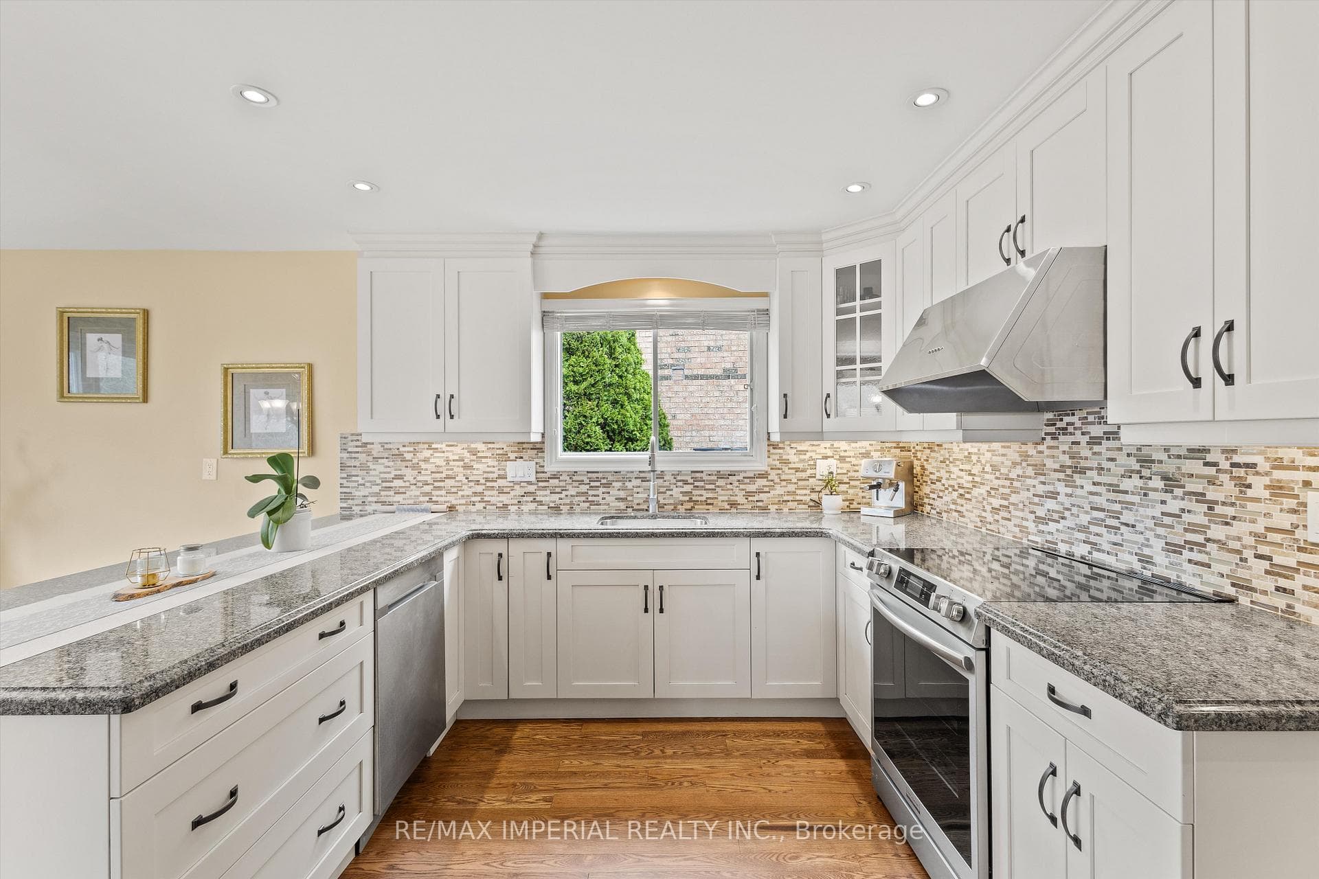 2044 Schoolmaster Circle - Detached photo 12 of 45 in Oakville, Ontario