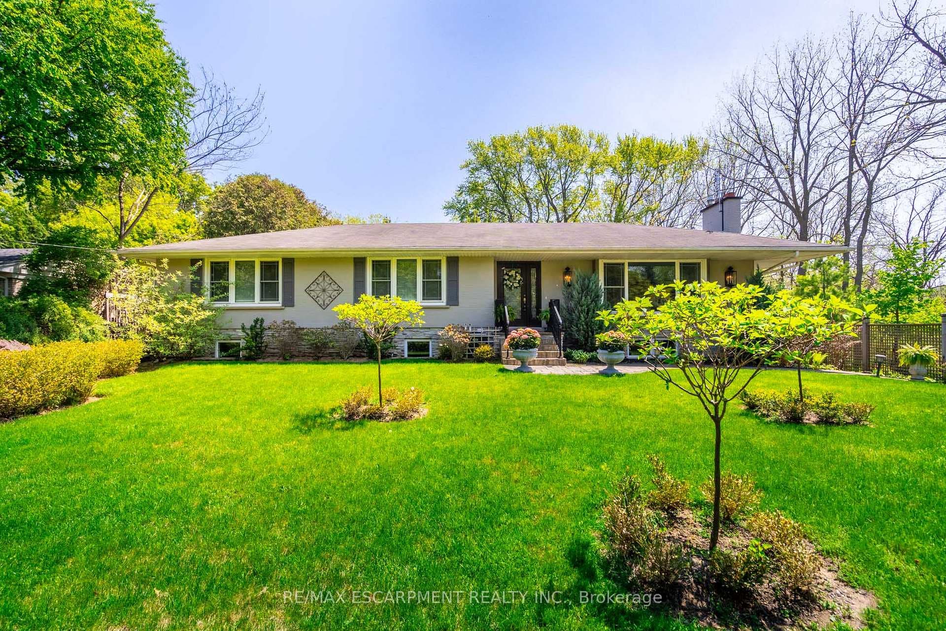 4306 Lakeshore Road - Detached for sale in Tyandaga, Ontario