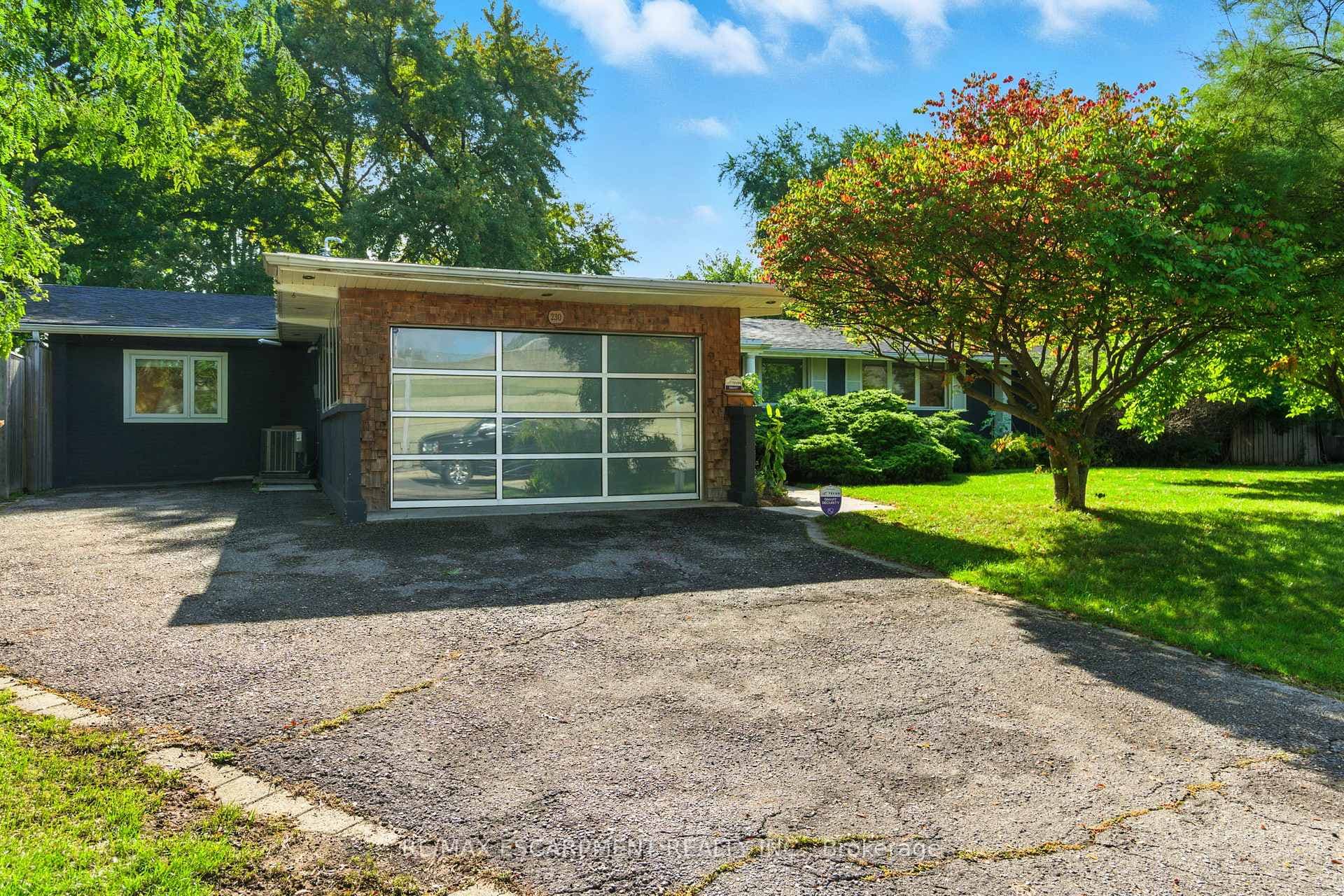 230 South Service Road - Detached for sale in Applewood, Ontario