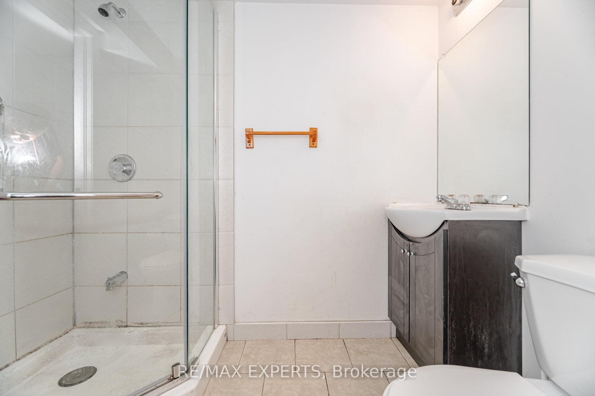 82 Twin Pines Crescent - Semi-Detached photo 8 of 11 in Brampton, Ontario