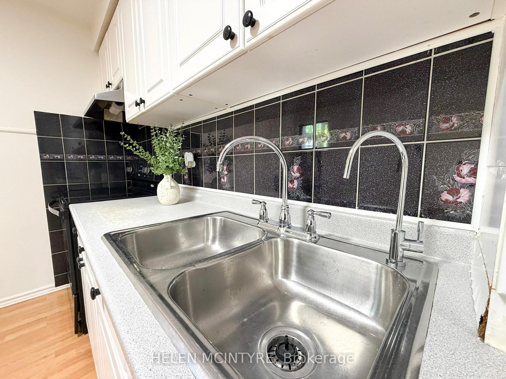 140 Ripley Court Unit 4 - Townhouse photo 7 of 47 in Oakville, Ontario