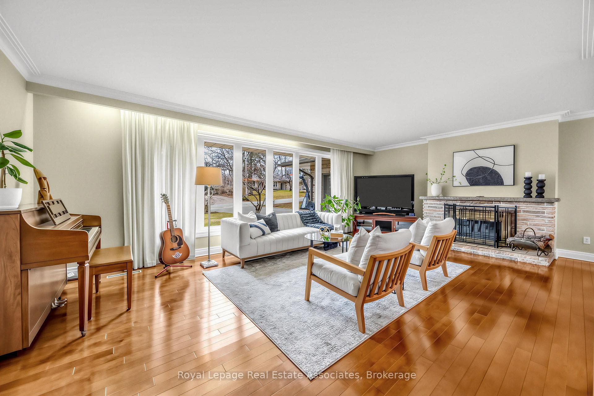 1561 Pinetree Crescent - Detached photo 11 of 42 in Mississauga, Ontario