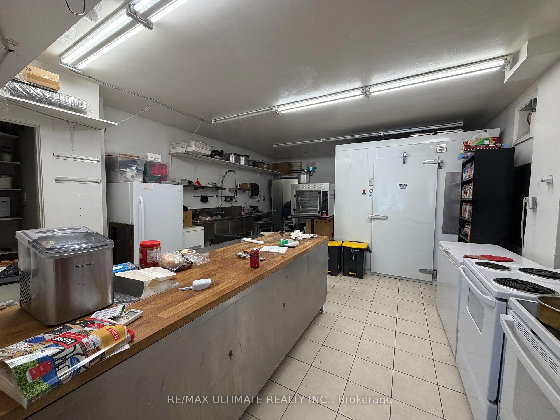 1097 Lakeshore Road - Commercial photo 7 of 8 in Mississauga, Ontario
