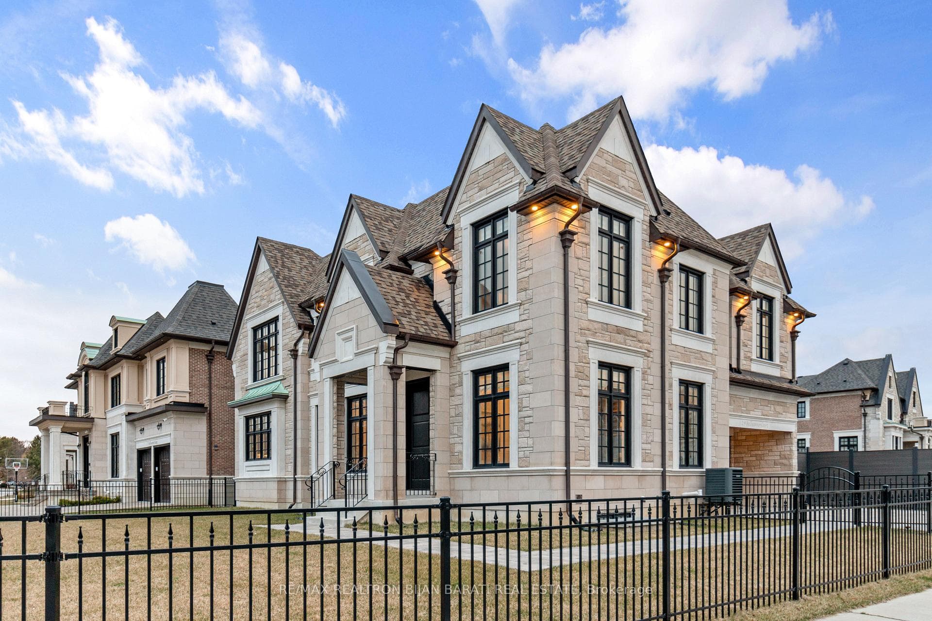 29 Ballyconnor Court - Detached photo 2 of 49 in Hillcrest Village / Bayview Village, Ontario