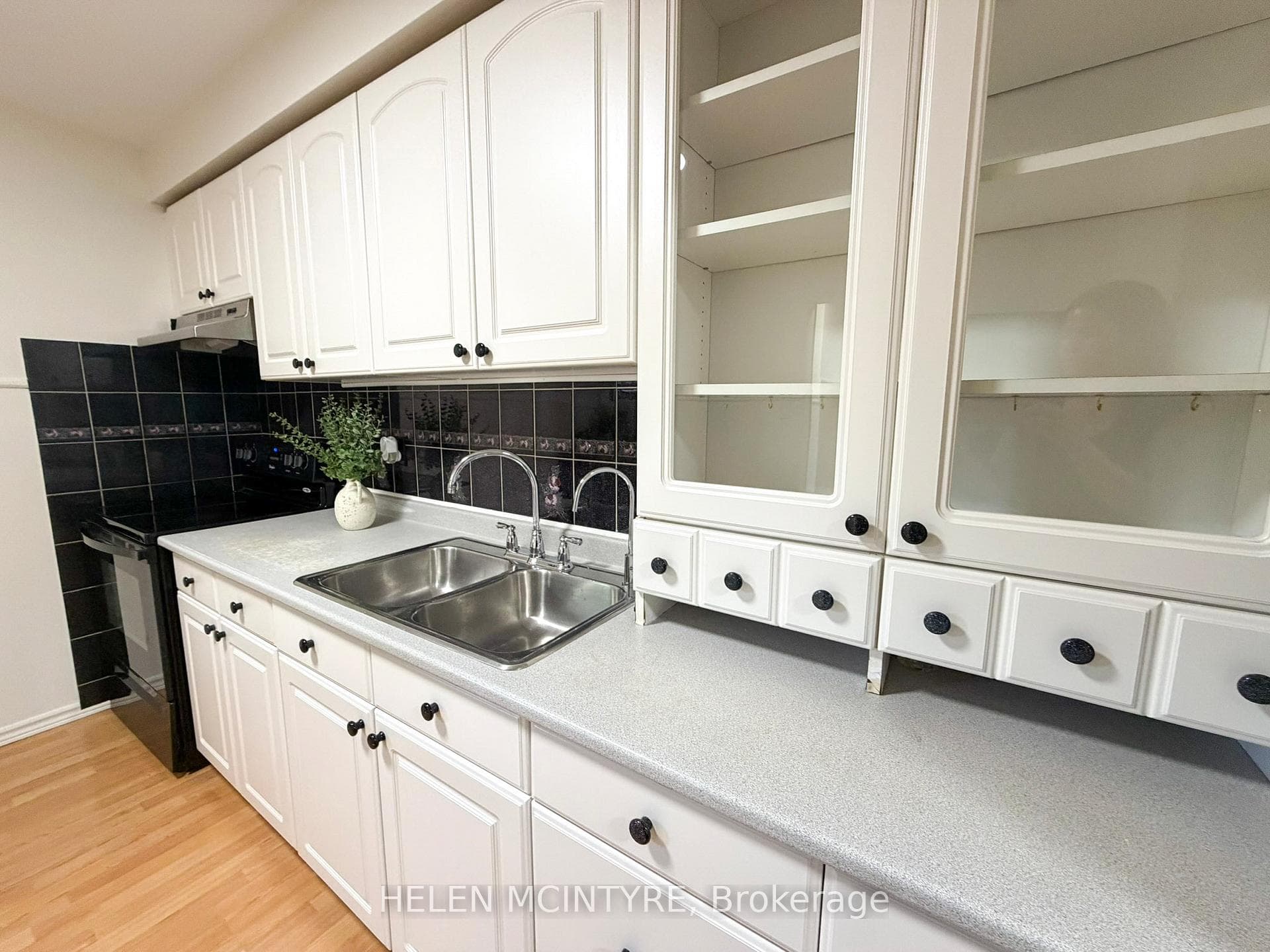 140 Ripley Court Unit 4 - Townhouse photo 6 of 47 in Oakville, Ontario