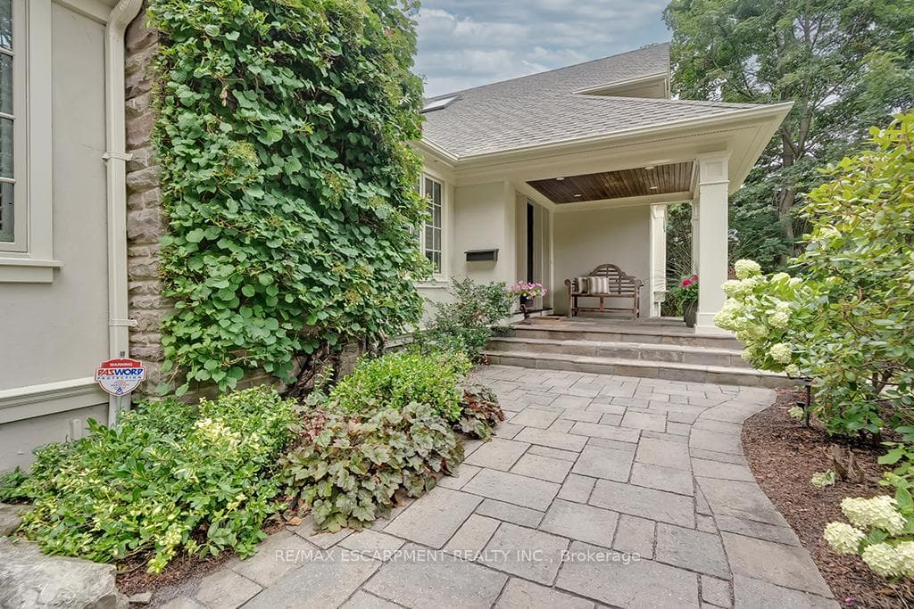 7 Colonial Crescent - Detached photo 5 of 49 in Oakville, Ontario