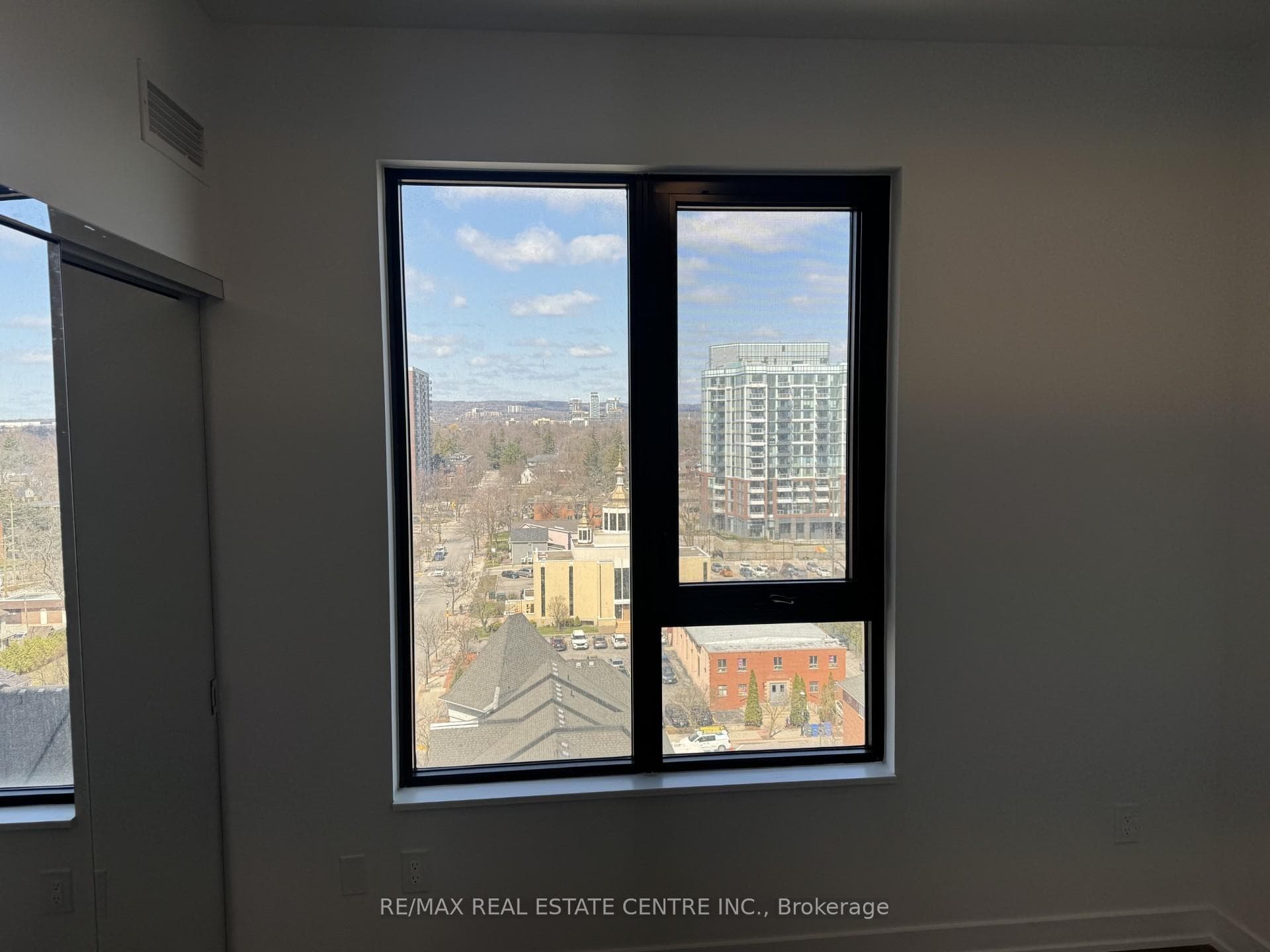 2075 Lakeshore Road - Condo photo 5 of 7 in Burlington, Ontario