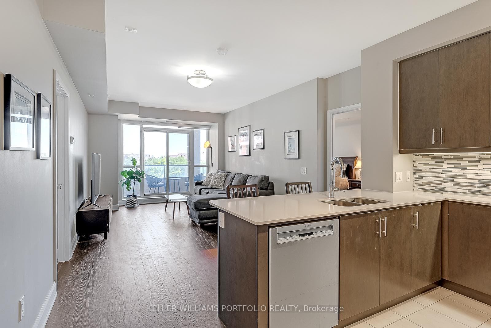 2480 Prince Michael Drive Unit 304 - Condo photo 3 of 27 in Oakville, Ontario