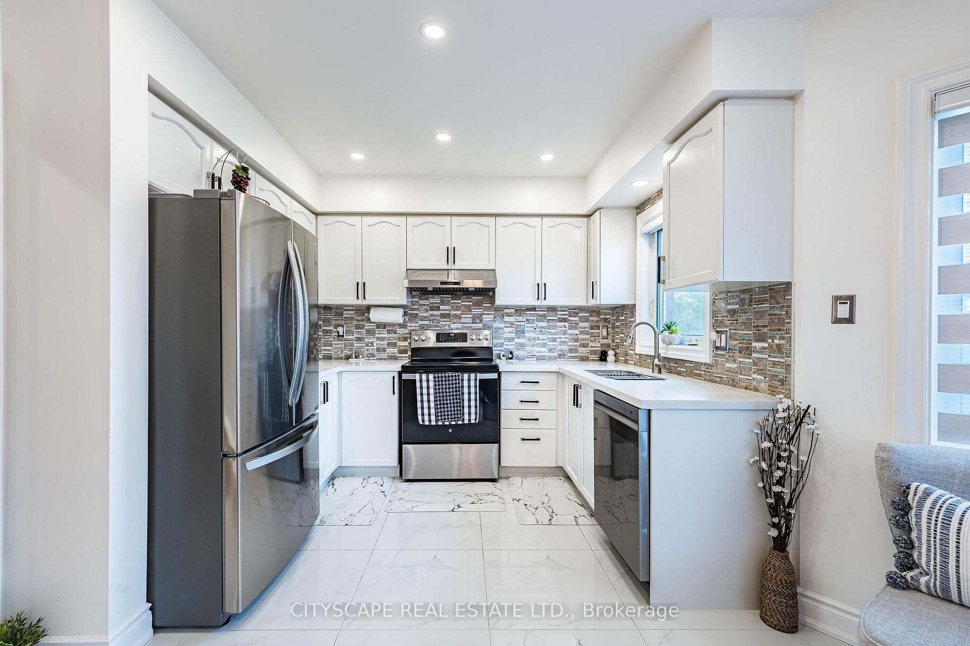 6681 Jazzy Mews - Semi-Detached photo 16 of 50 in Mississauga, Ontario