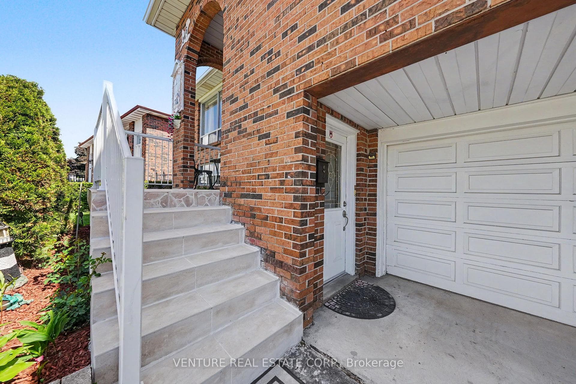 346 Centre Street - Detached photo 7 of 50 in Brampton, Ontario