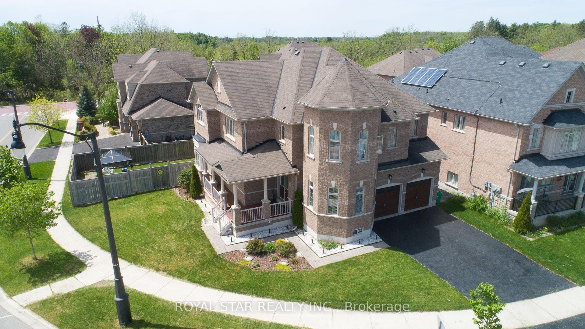 4 Berkwood Hollow - Detached photo 3 of 46 in Brampton, Ontario