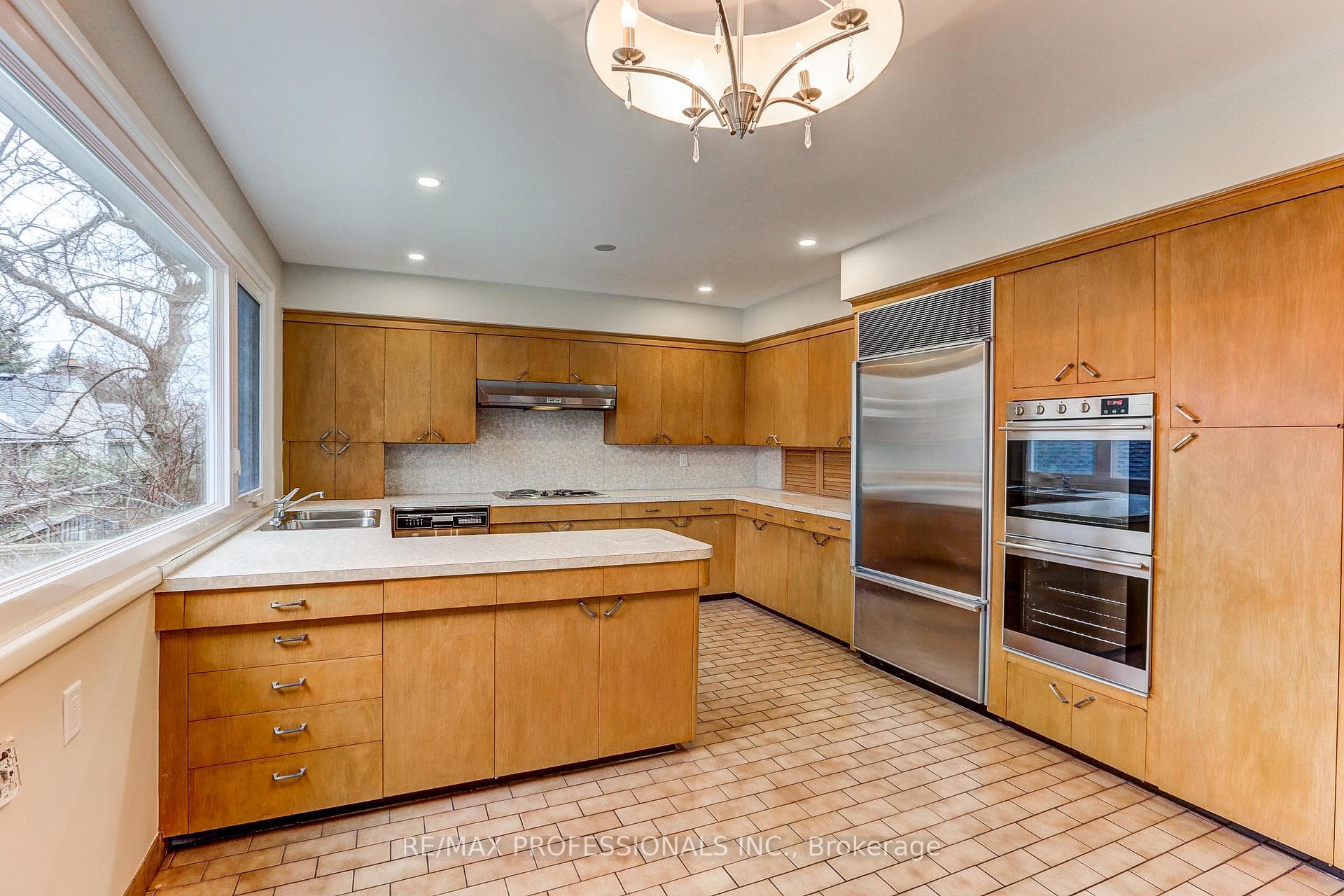 23 Ravensbourne Crescent - Detached photo 15 of 44 in Etobicoke (Islington / Rexdale), Ontario