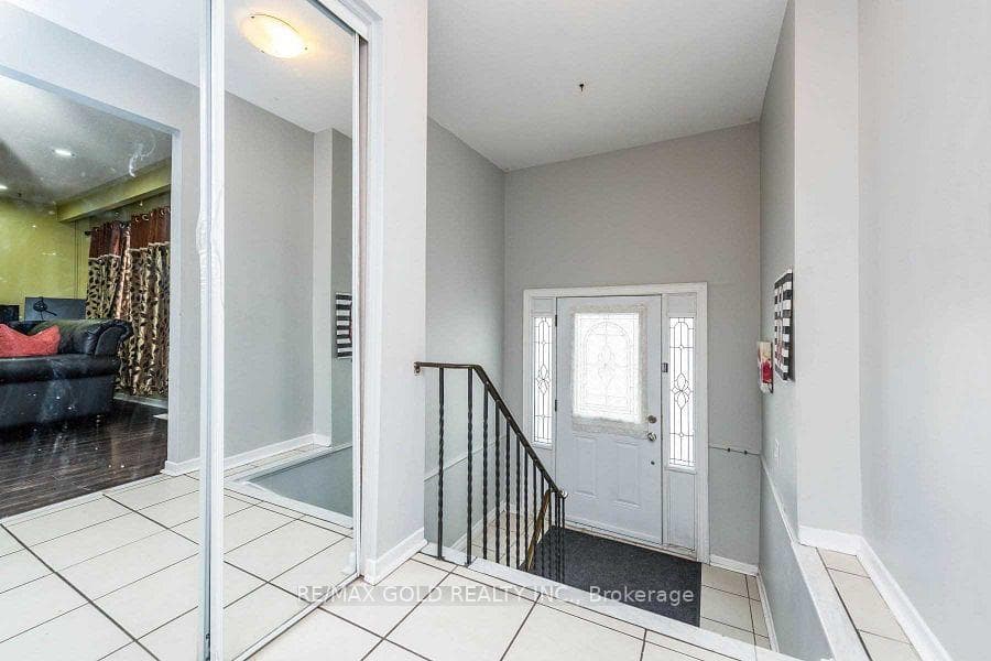3430 Chipley Crescent - Semi-Detached photo 2 of 17 in Mississauga, Ontario