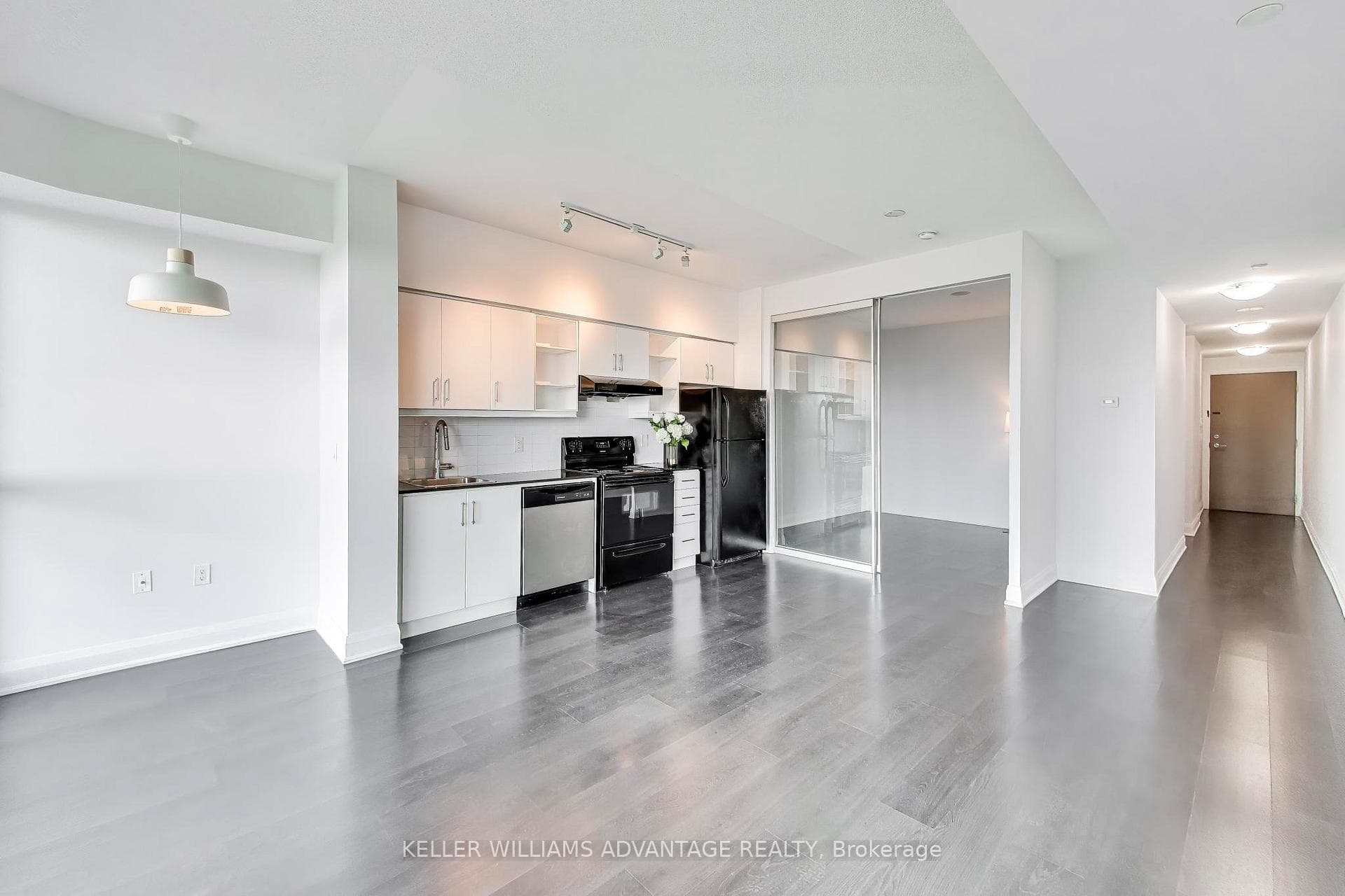 160 Vanderhoof Avenue Unit 1718 - Condo photo 2 of 42 in Flemingdon Park / Don Mills, Ontario