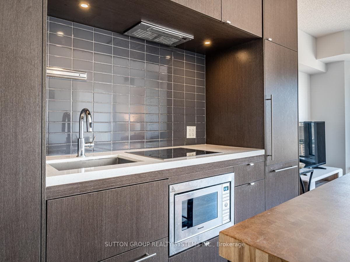 155 Yorkville Avenue Unit 2503 - Condo photo 3 of 19 in Annex / Yorkville / Summerhill, Ontario