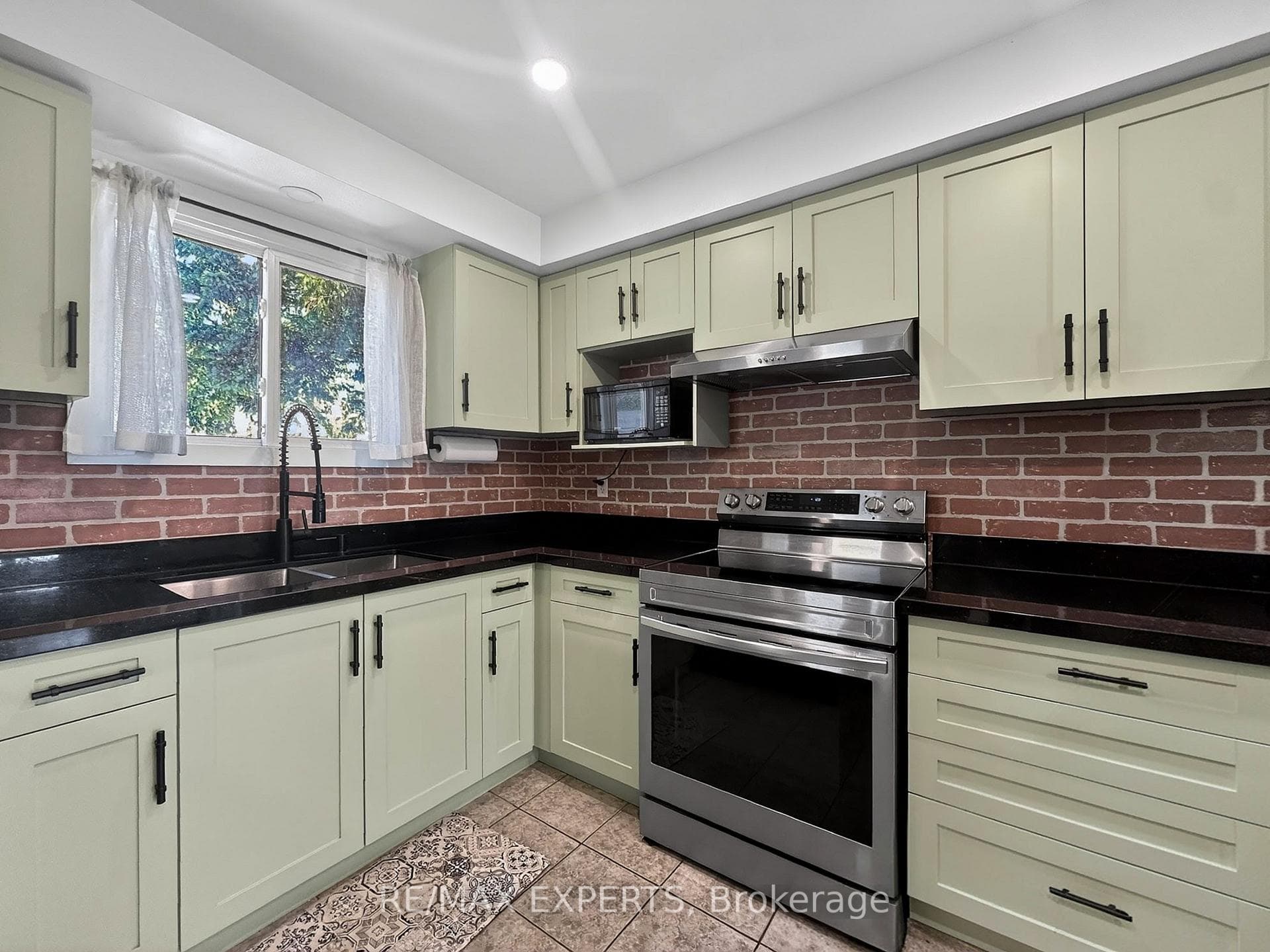 86 Sutter Avenue - Detached photo 9 of 33 in Brampton, Ontario