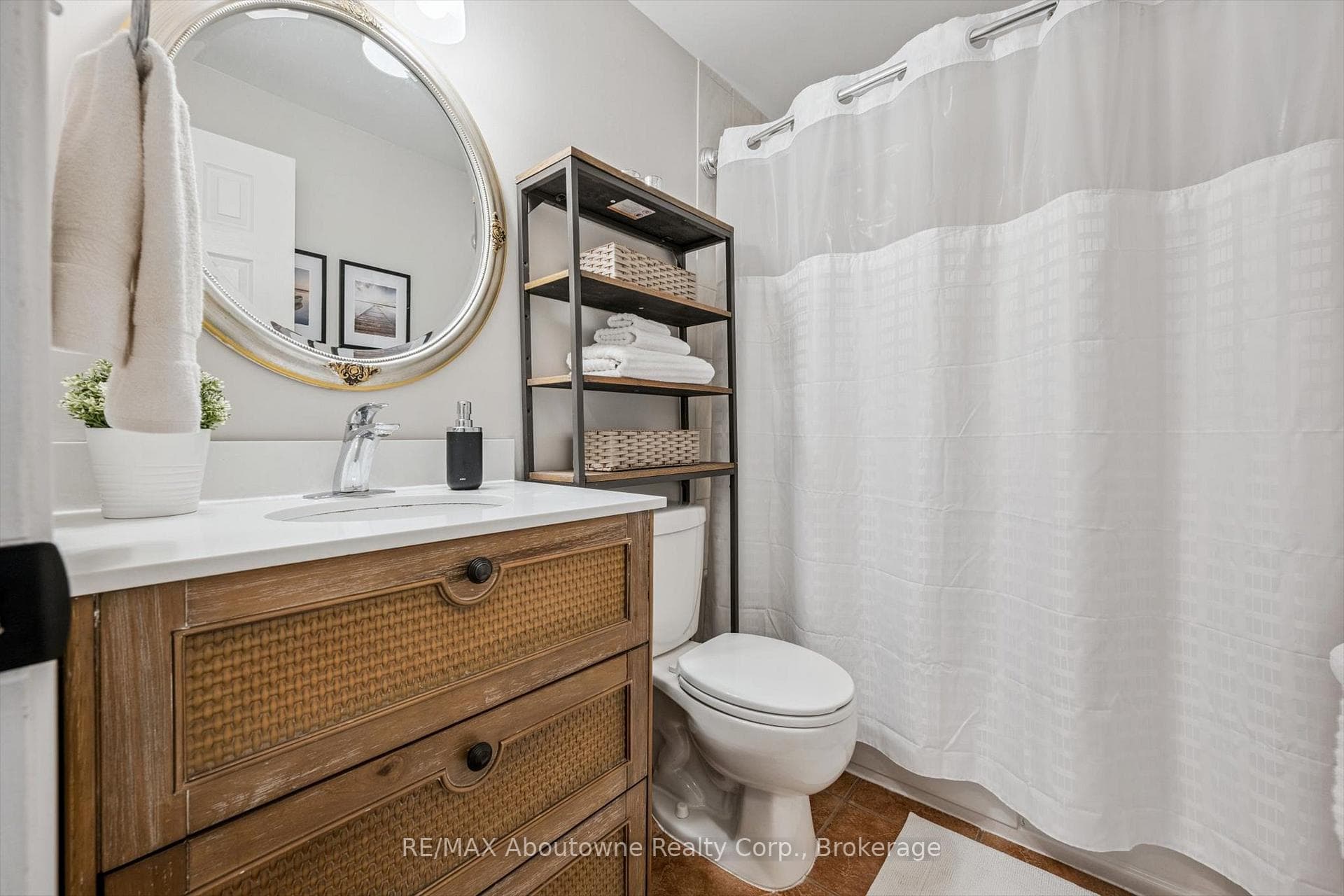 637 Lomond Crescent - Semi-Detached photo 18 of 23 in Burlington, Ontario
