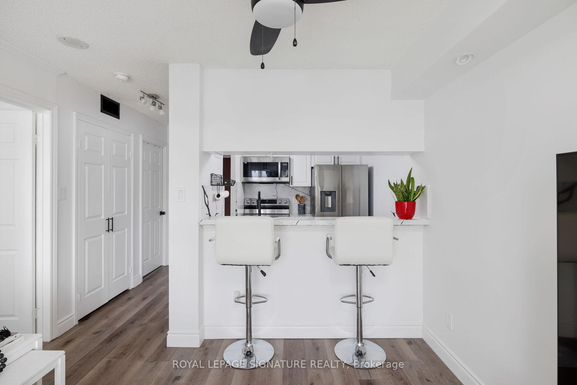 880 Dundas Street Unit 909 - Condo photo 8 of 25 in Mississauga, Ontario