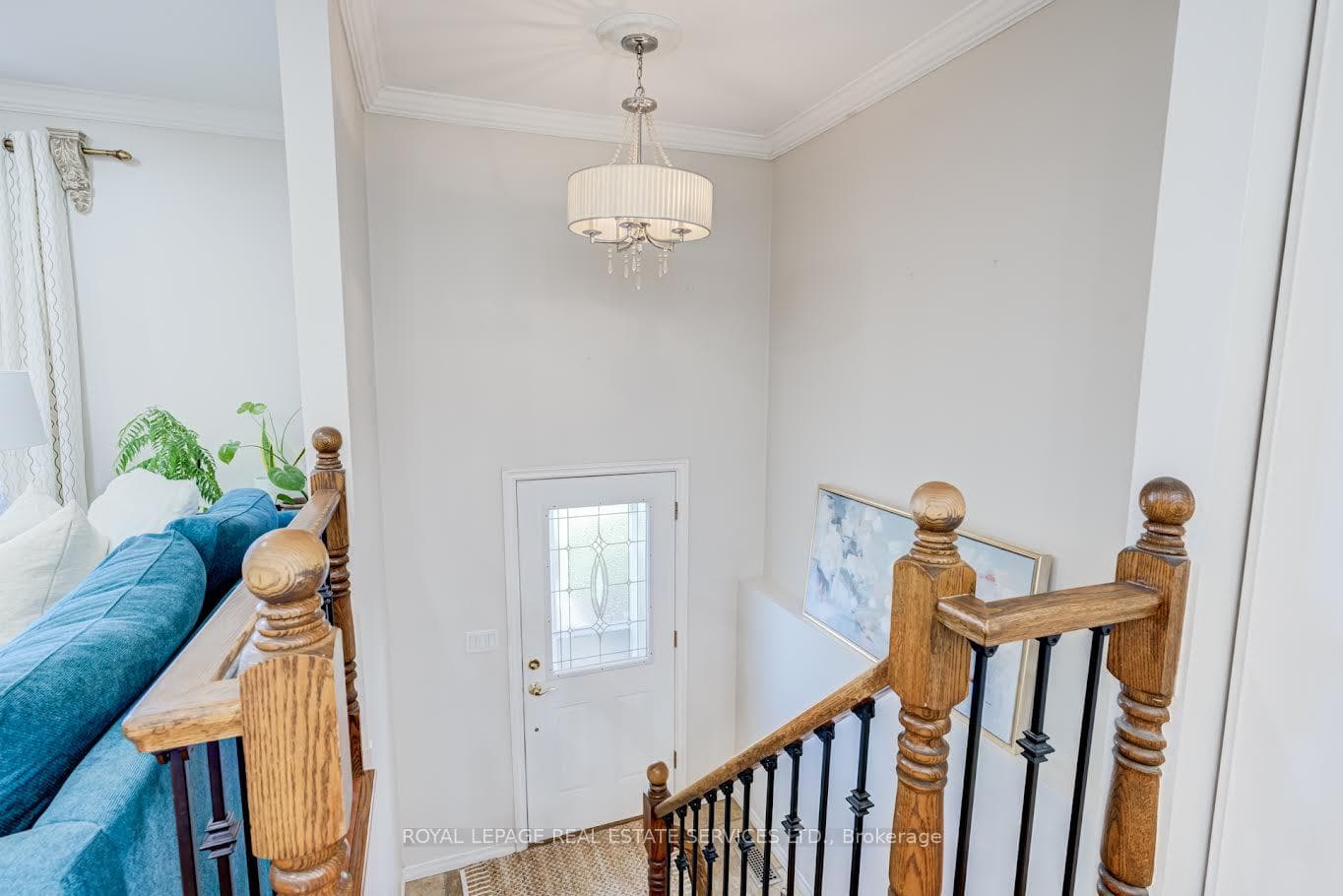 195 Cullum Court - Semi-Detached photo 4 of 43 in Burlington, Ontario