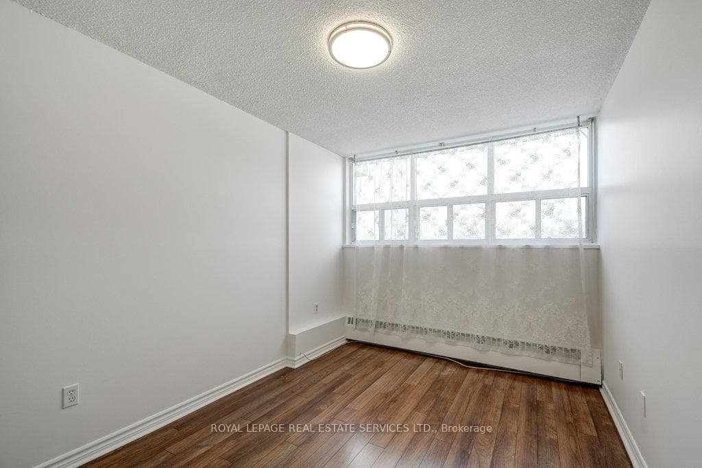 212 Kerr Street Unit 404 - Condo photo 17 of 33 in Oakville, Ontario