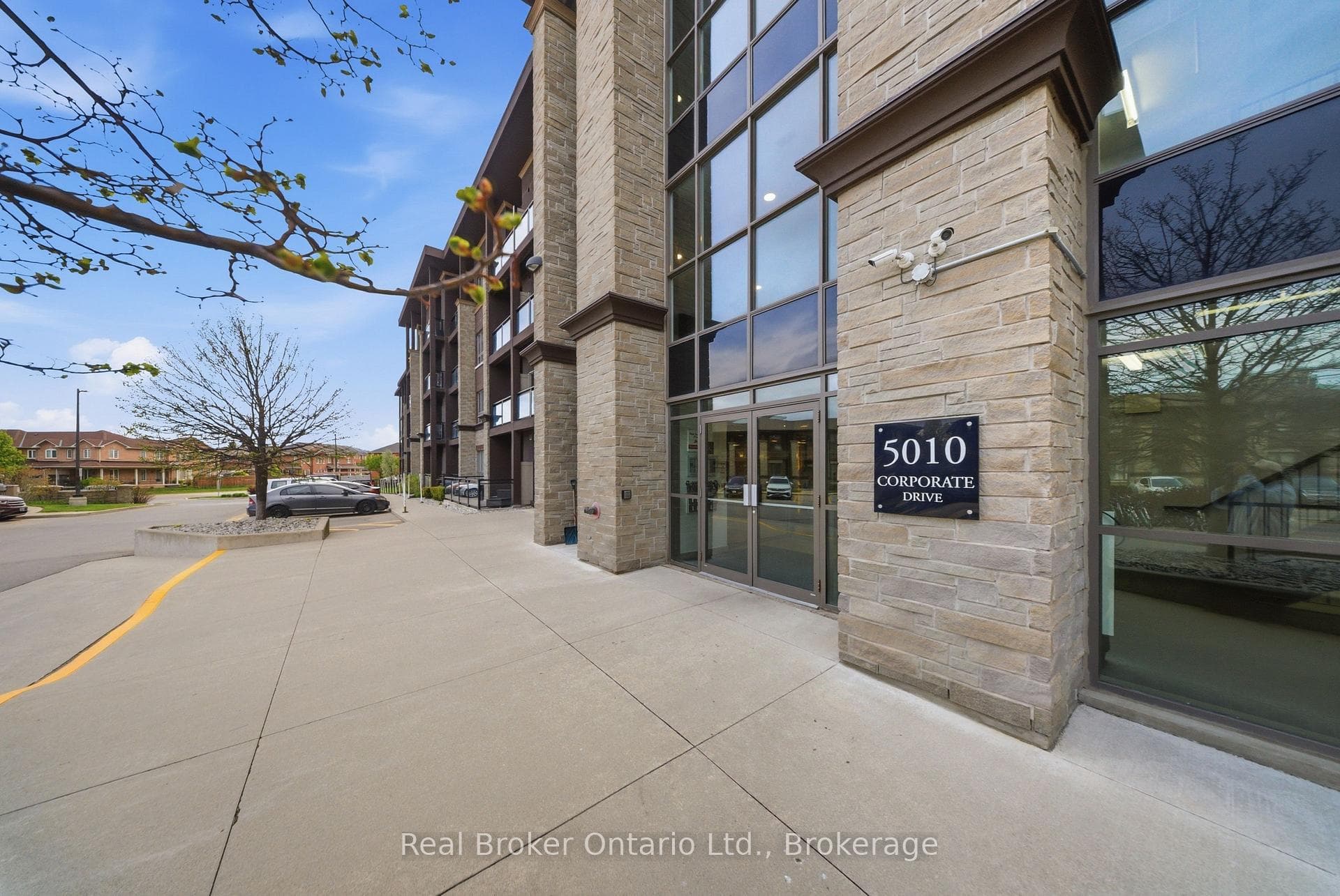 5010 Corporate Drive Unit 109 - Condo photo 2 of 38 in Burlington, Ontario