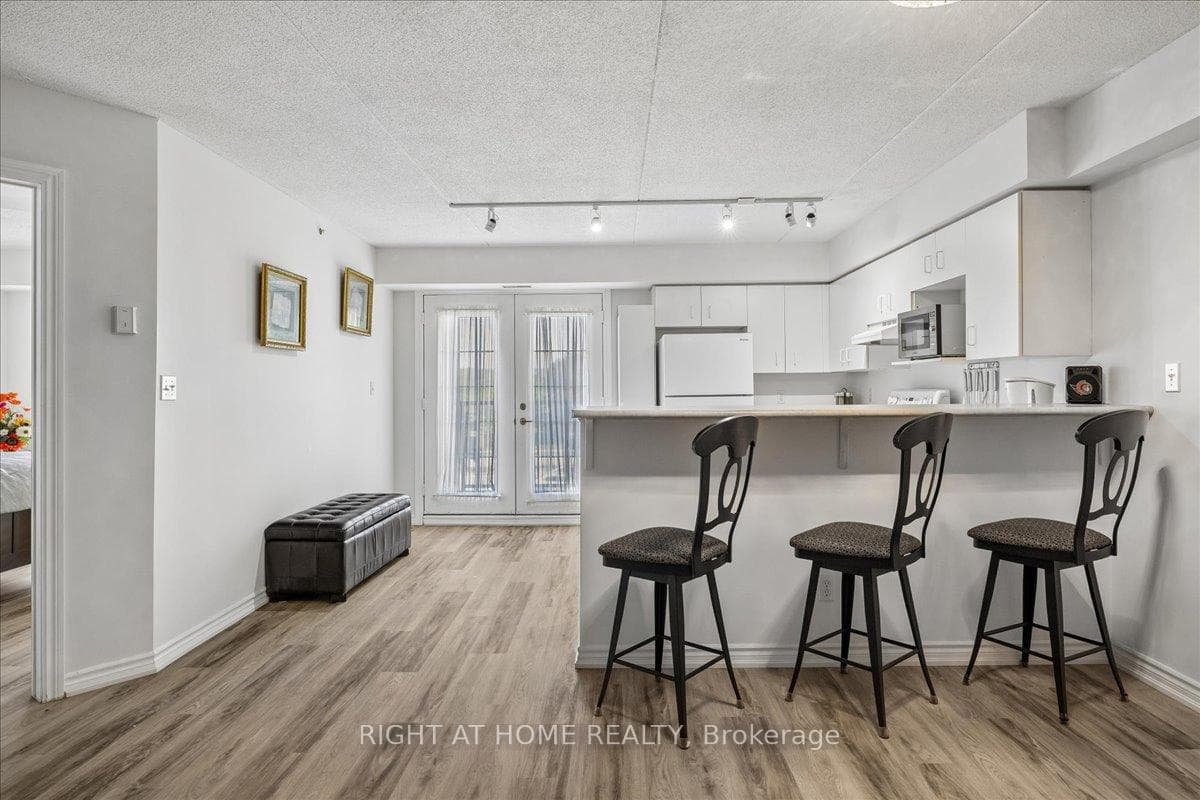 1451 Walker's Line Unit Unit # 312 - Condo photo 13 of 47 in Burlington, Ontario