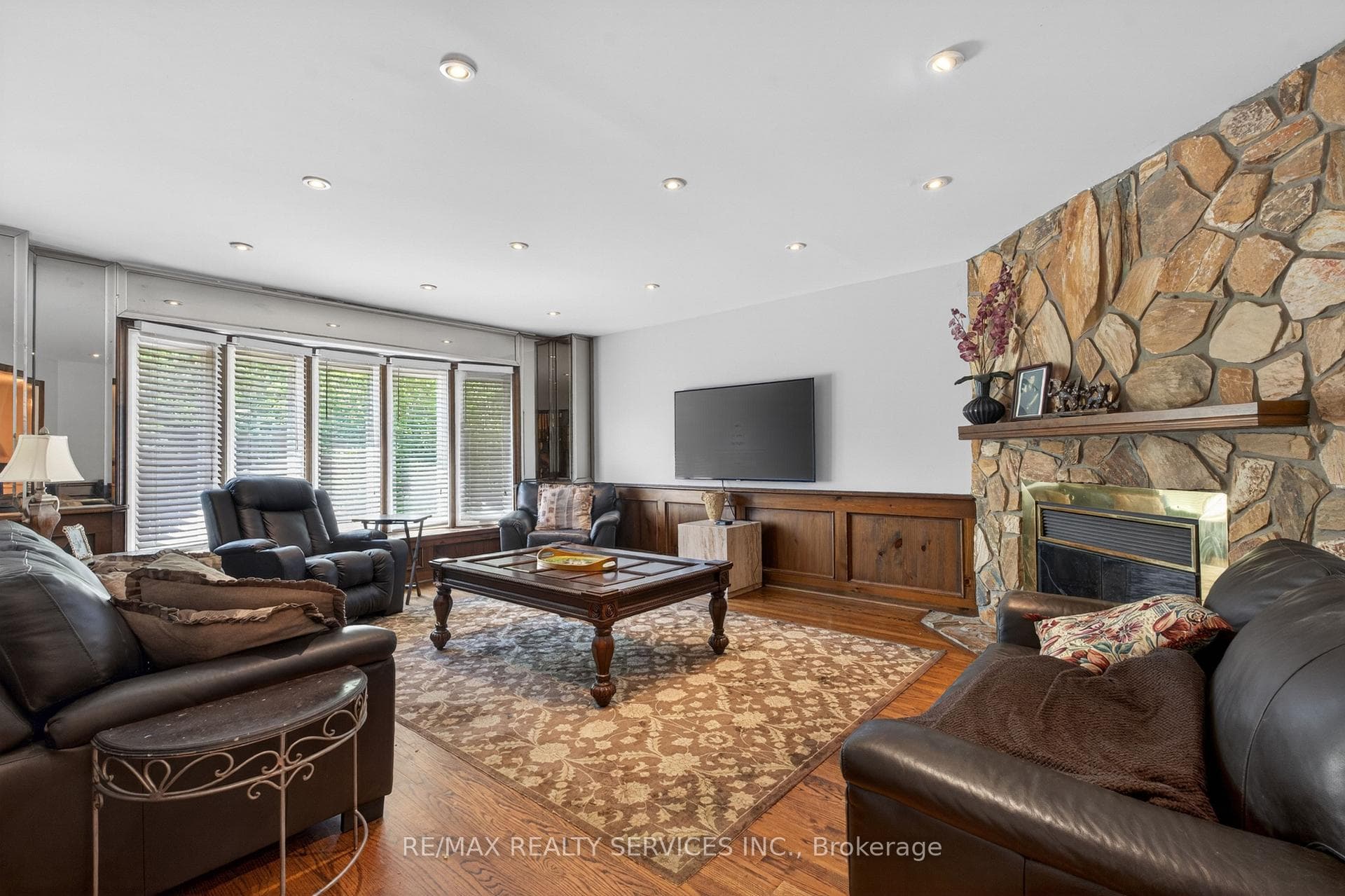 2069 Schoolmaster Circle - Detached photo 18 of 49 in Oakville, Ontario