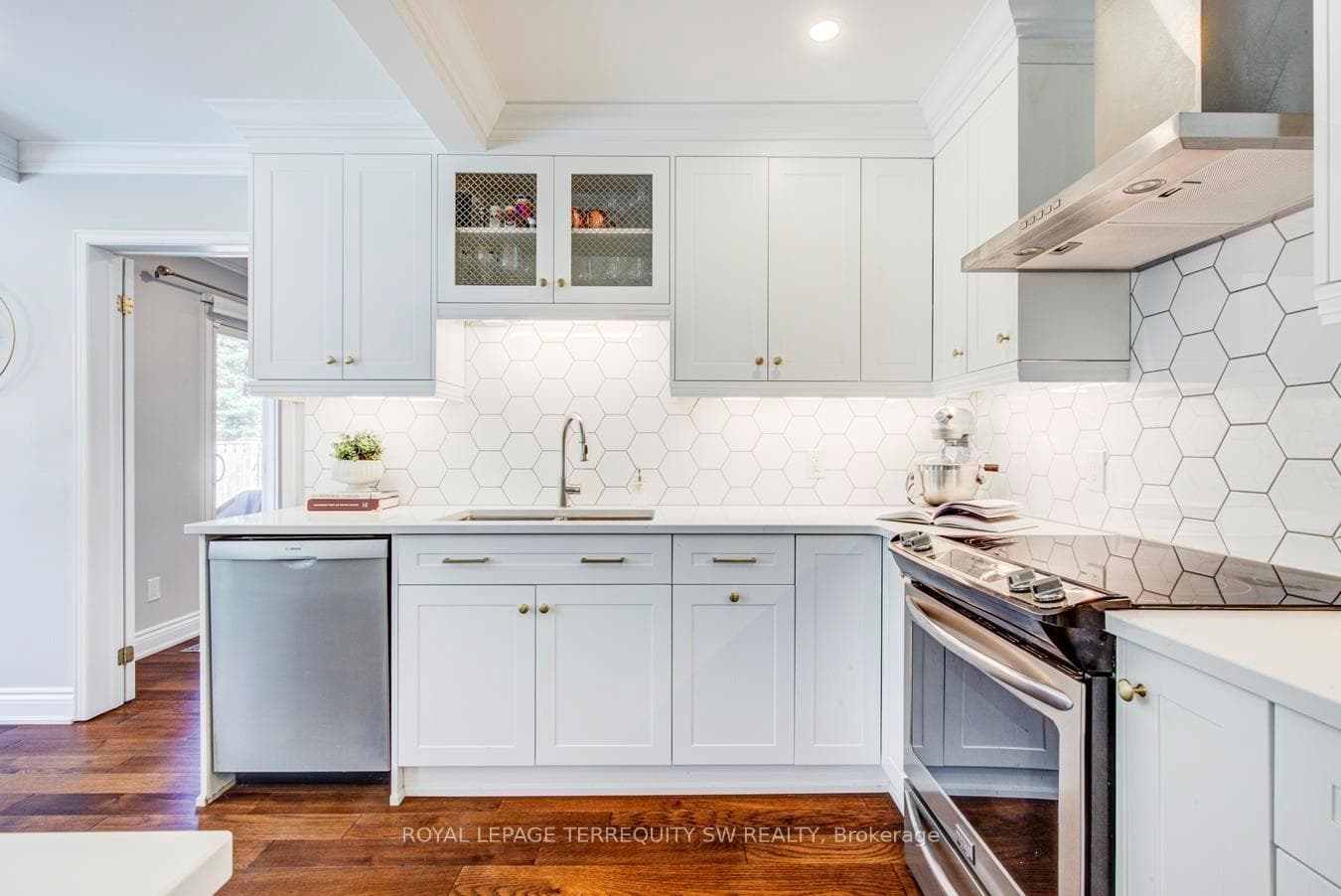 2025 Parklane Crescent - Detached photo 12 of 50 in Burlington, Ontario