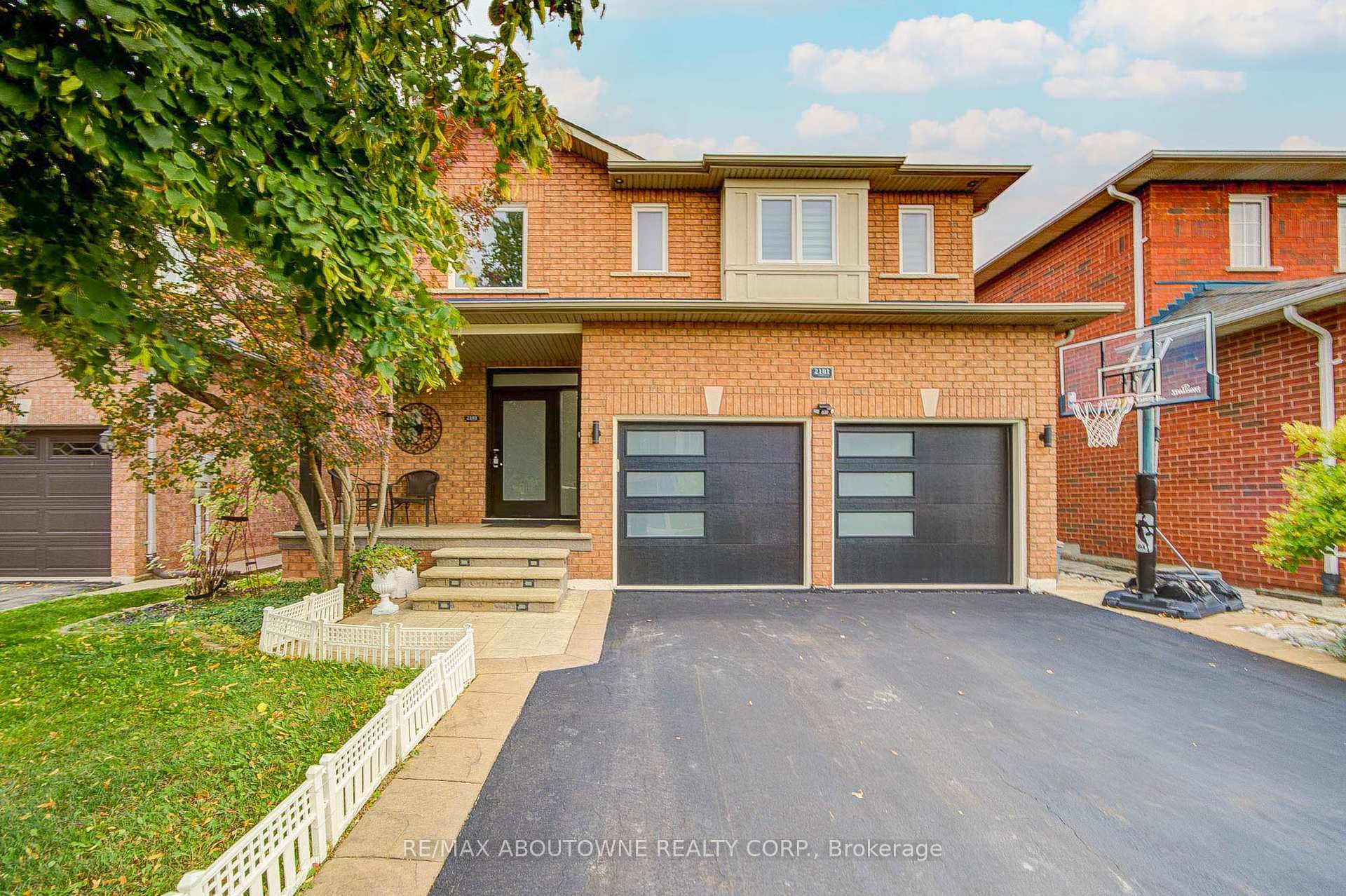 2181 Stratus Drive - Detached for sale in Old Oakville, Ontario