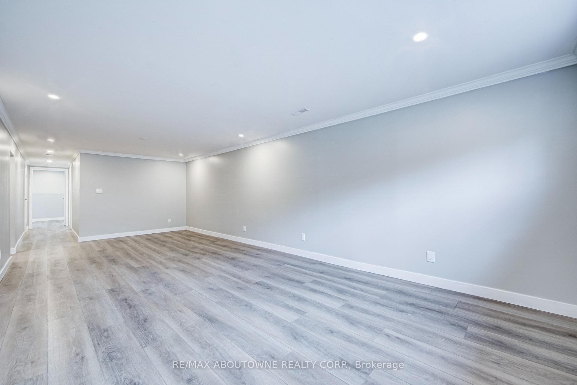 2367 Middlesmoor Crescent - Semi-Detached photo 17 of 31 in Burlington, Ontario