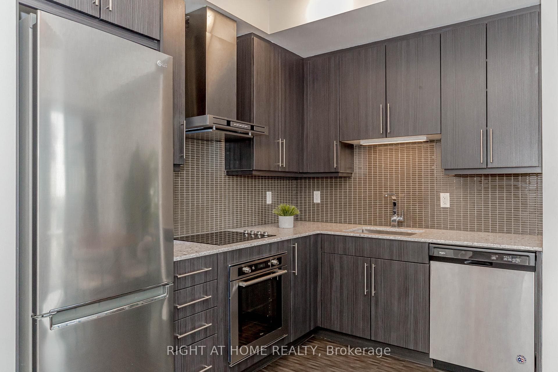 2093 Fairview Street Unit 709 - Condo photo 9 of 45 in Burlington, Ontario