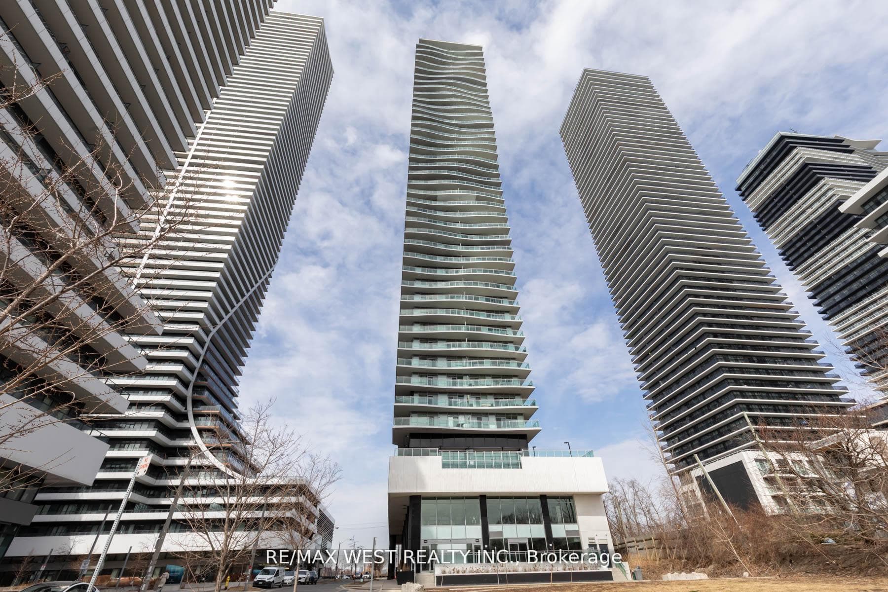 33 Shore Breeze Drive Unit 802 - Condo photo 1 of 38 in Liberty Village / Parkdale / South Parkdale, Ontario