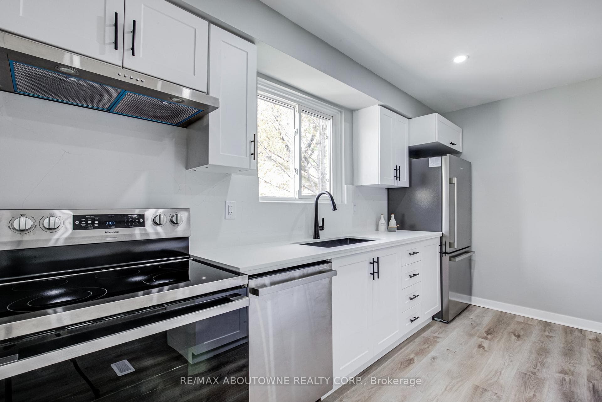 2367 Middlesmoor Crescent - Semi-Detached photo 4 of 31 in Burlington, Ontario