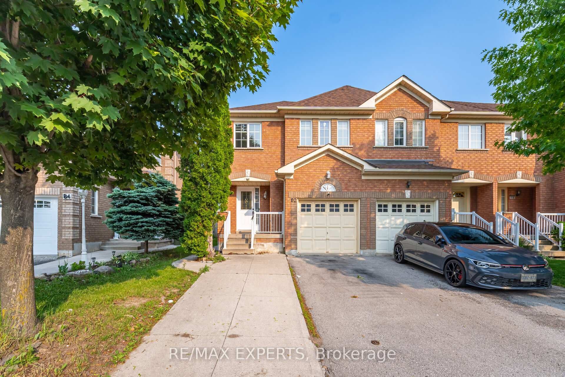 82 Twin Pines Crescent - Semi-Detached photo 1 of 11 in Brampton, Ontario