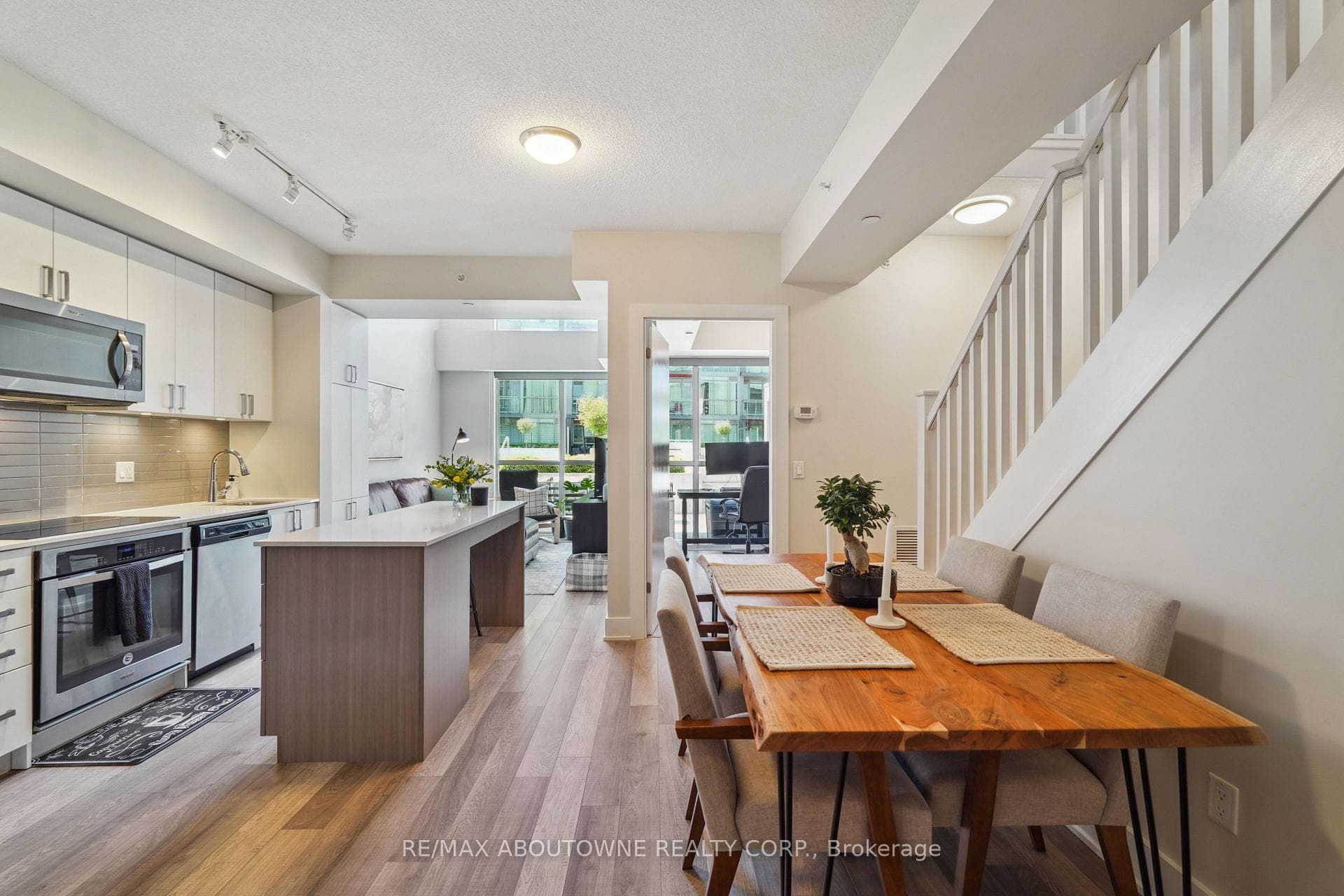 5260 Dundas Street Unit C204 - Condo photo 3 of 32 in Burlington, Ontario
