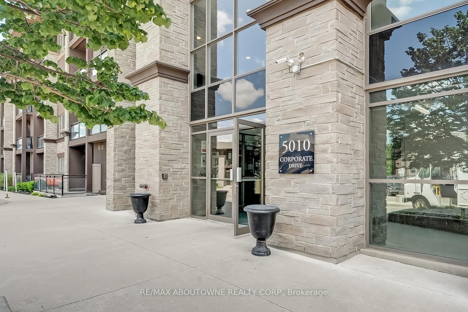 5010 Corporate Drive Unit 116 - Condo photo 2 of 29 in Burlington, Ontario