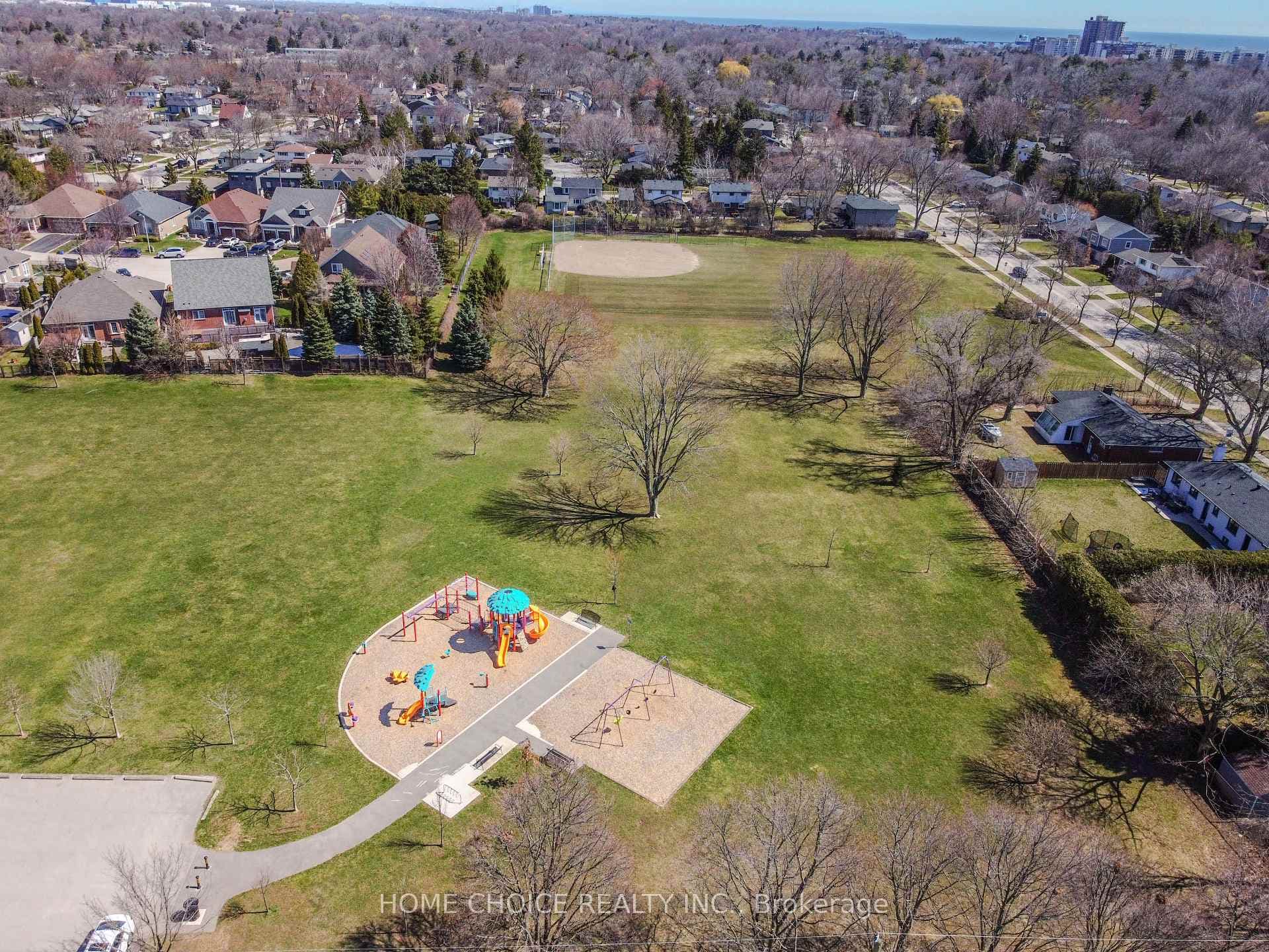 310 Tuck Drive - Detached photo 4 of 35 in Burlington, Ontario
