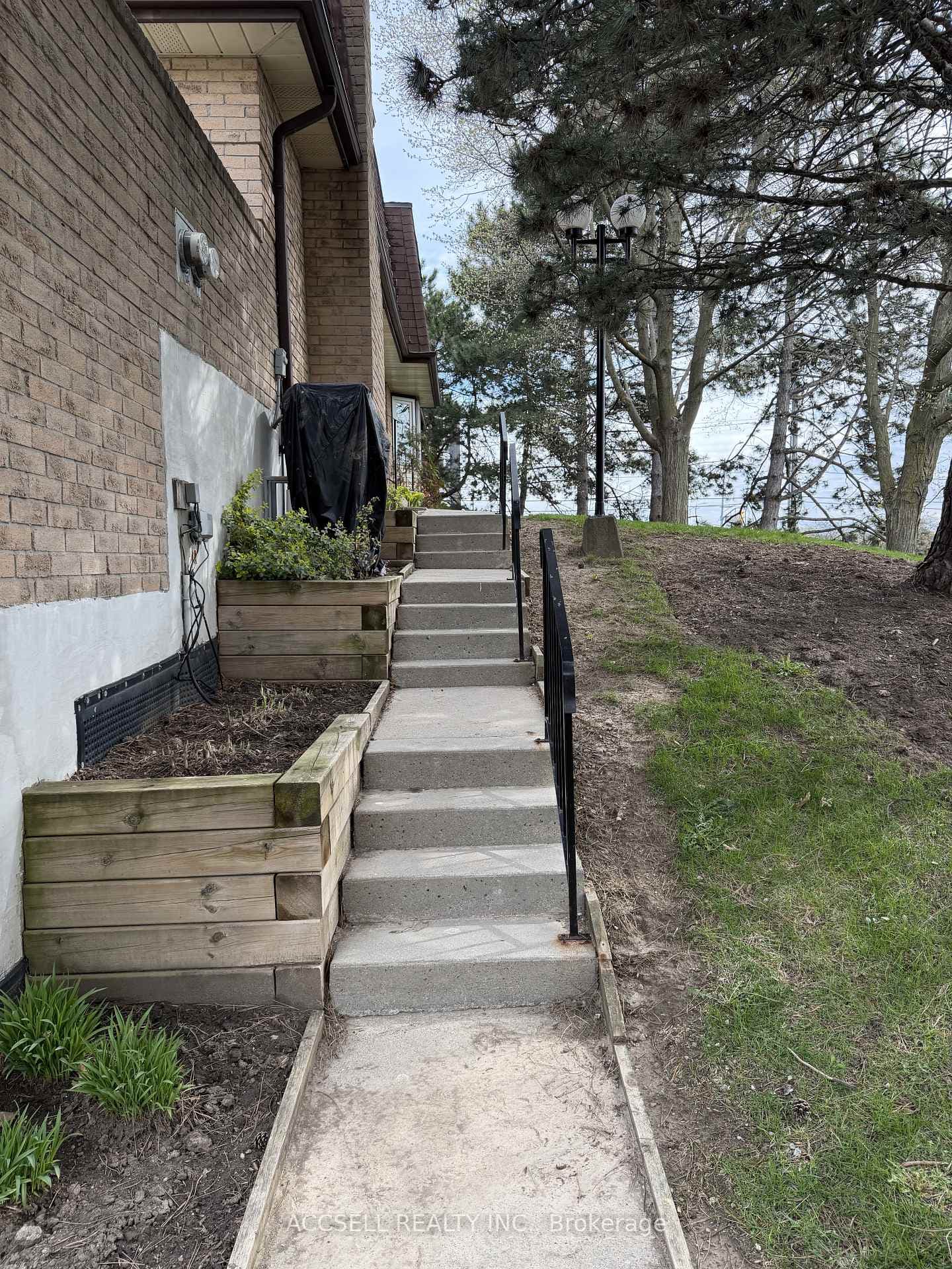 1510 Upper Middle Road Unit 4 - Condo photo 2 of 3 in Burlington, Ontario