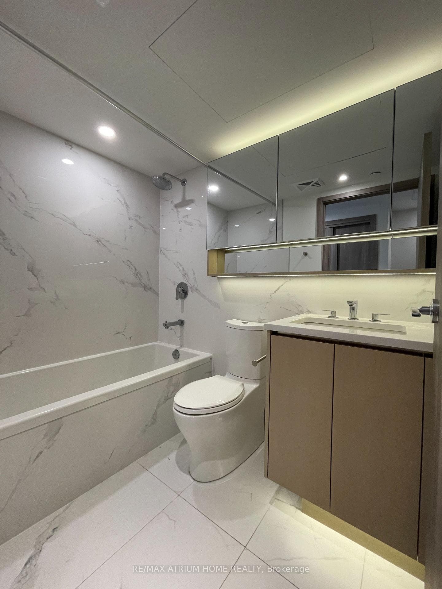 38 Widmer Street Unit 2208 - Condo photo 9 of 21 in Downtown Toronto / Waterfront, Ontario