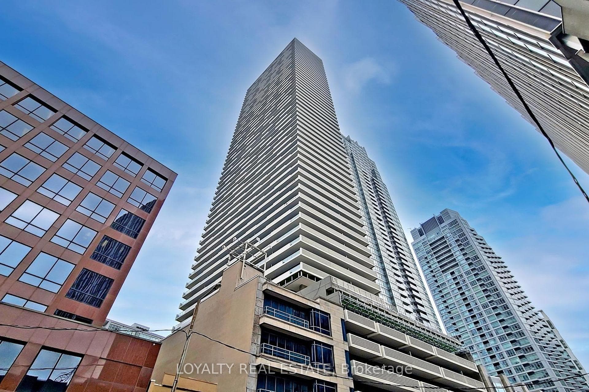 2221 Yonge Street Unit 1705 - Condo photo 2 of 46 in Leaside / Davisville, Ontario