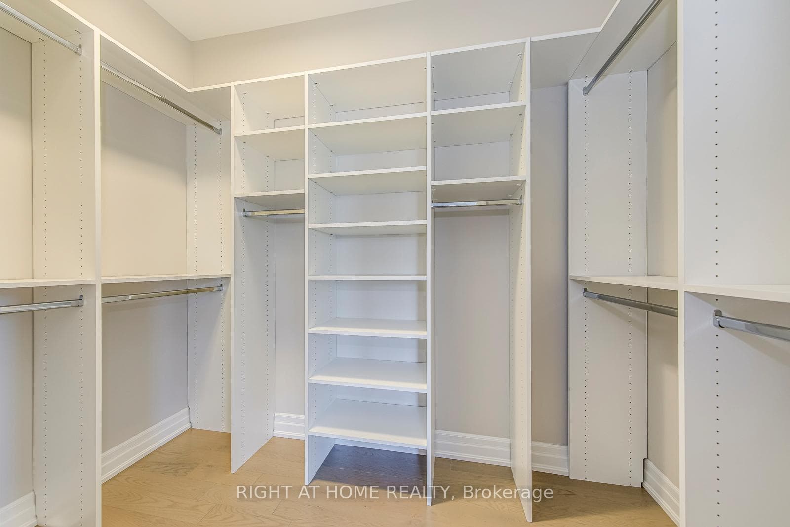 1387 Aymond Crescent - Detached photo 17 of 27 in Oakville, Ontario