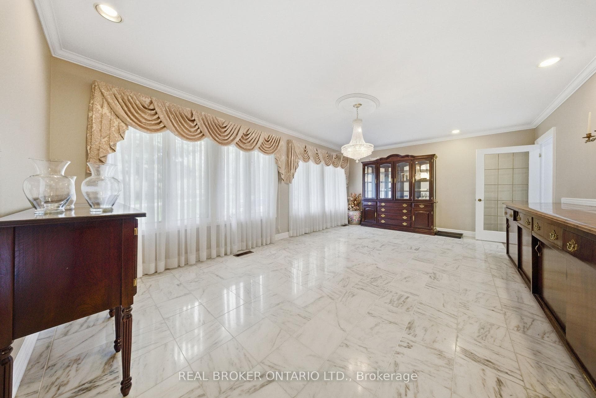 529 Conservation Drive - Detached photo 7 of 45 in Brampton, Ontario