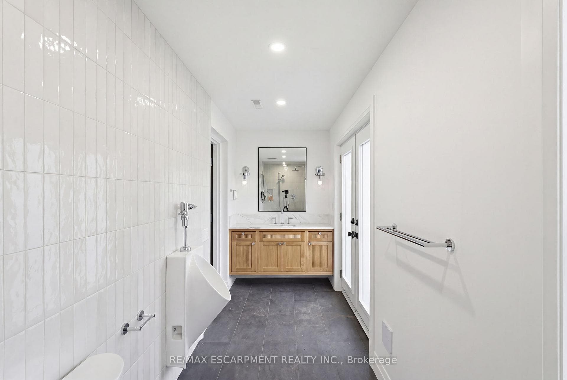 3083 LAKESHORE Road - Detached photo 41 of 50 in Burlington, Ontario