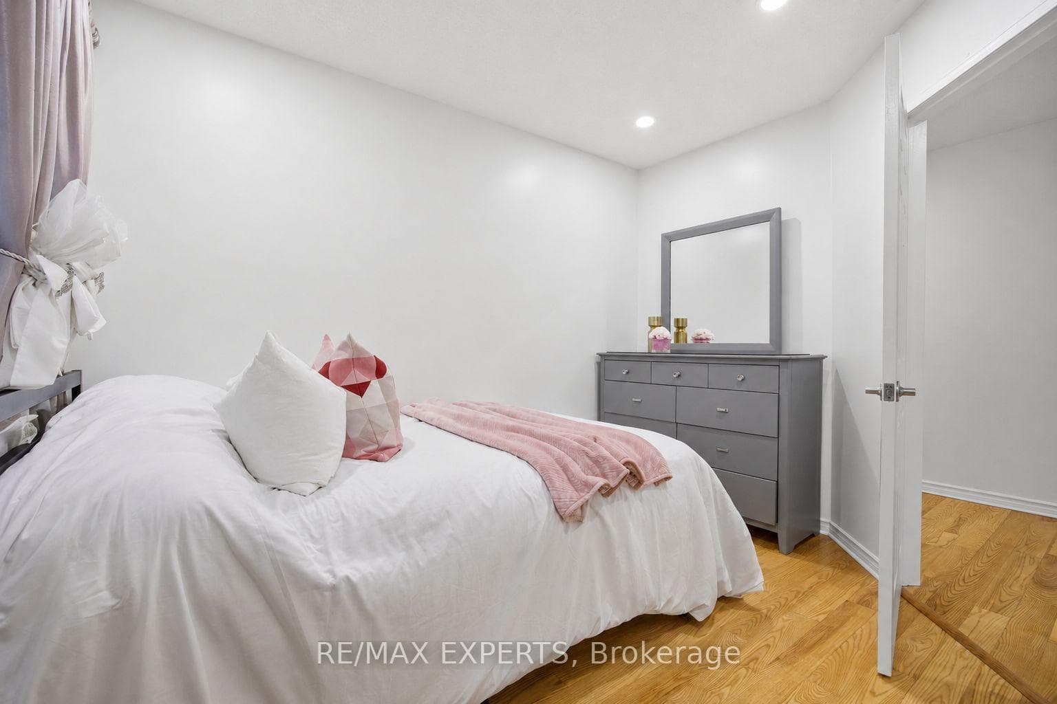 40 Dills Crescent - Detached photo 21 of 36 in Milton, Ontario