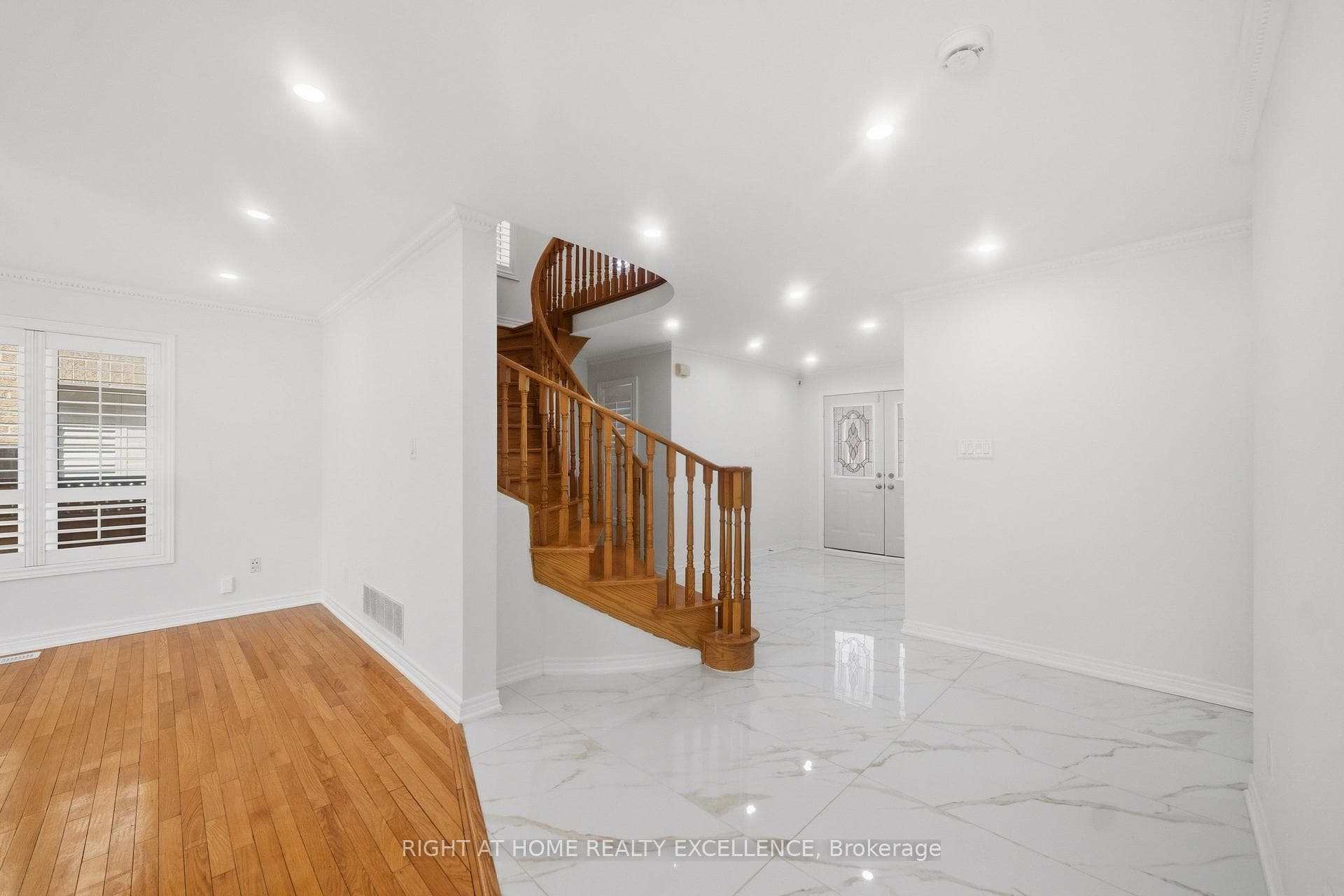 16 Whitford Court - Detached photo 5 of 39 in Brampton, Ontario