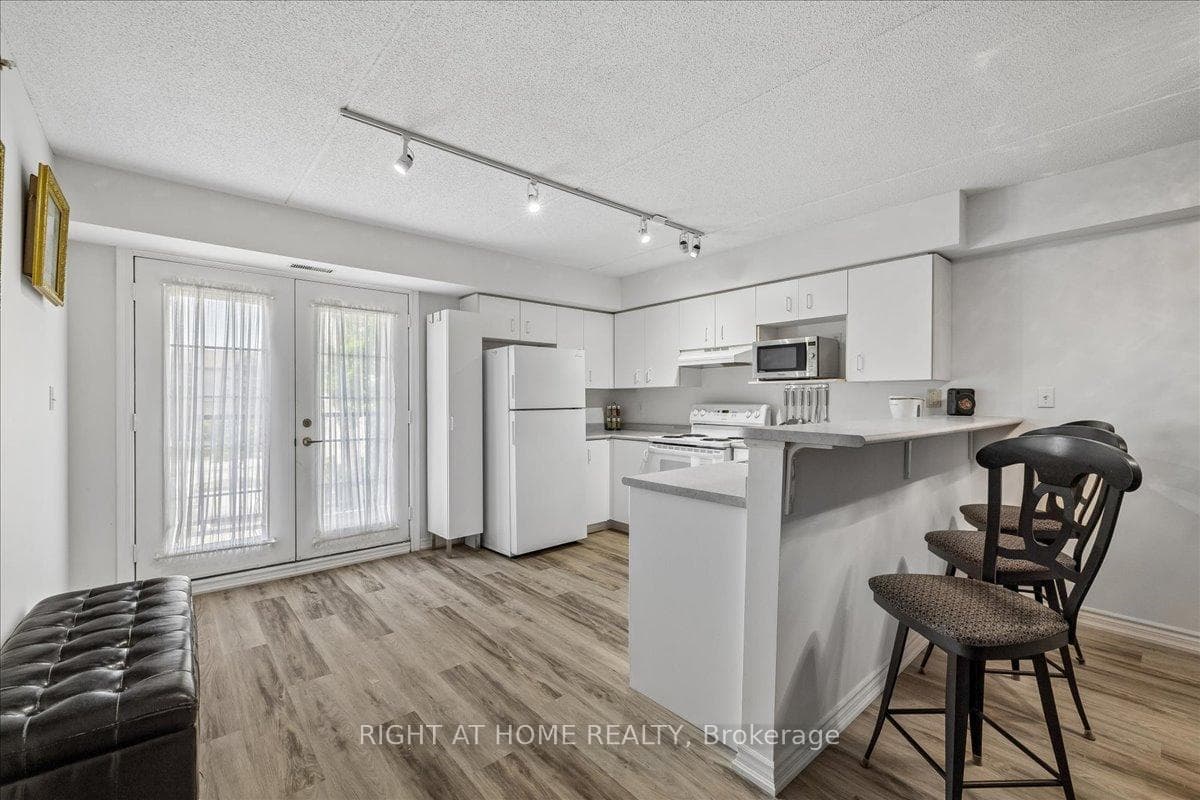 1451 Walker's Line Unit Unit # 312 - Condo photo 15 of 47 in Burlington, Ontario