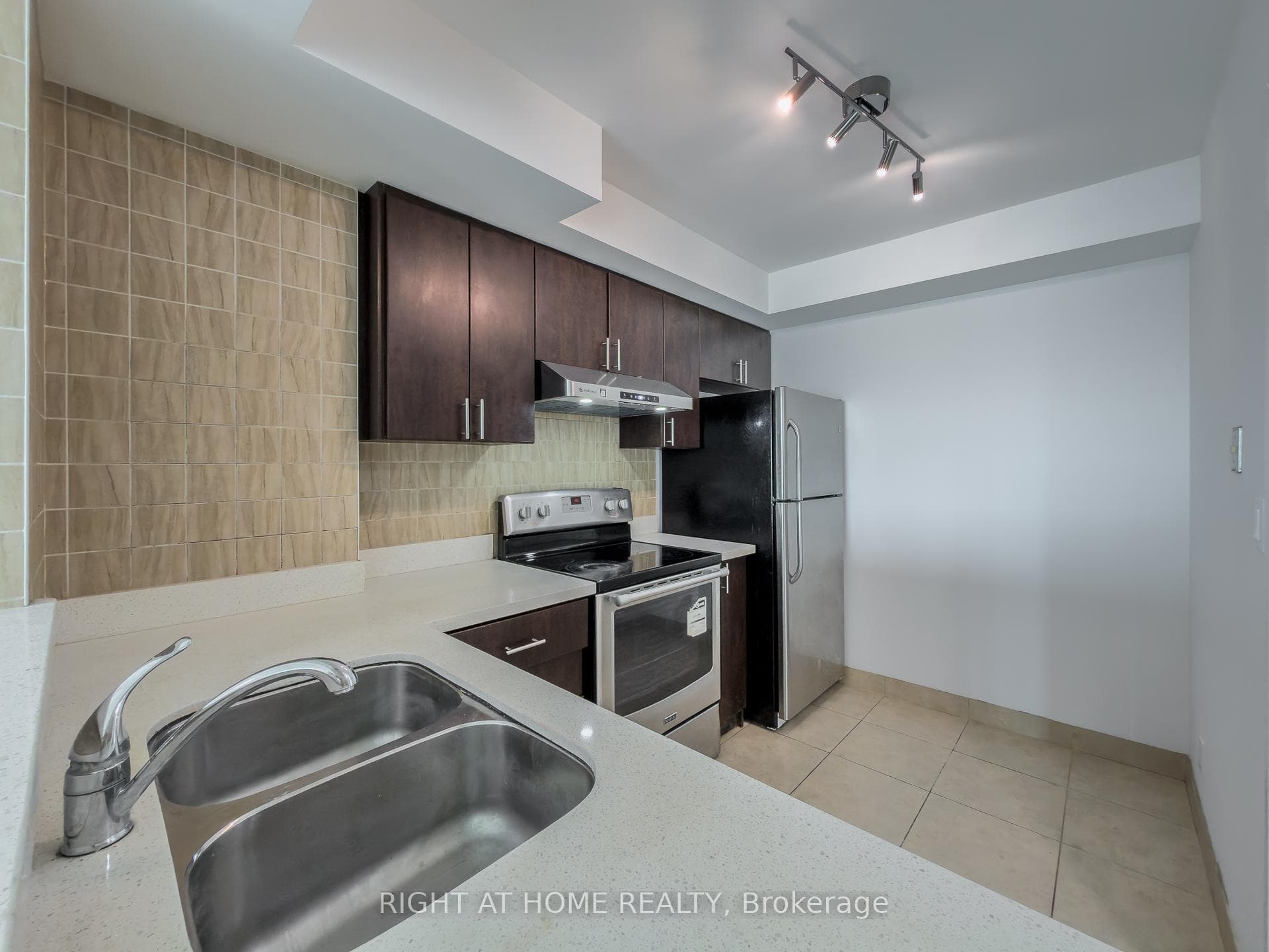 8 Lee Centre Drive Unit 1008 - Condo photo 7 of 33 in Scarborough (West Hill / Highland Creek), Ontario