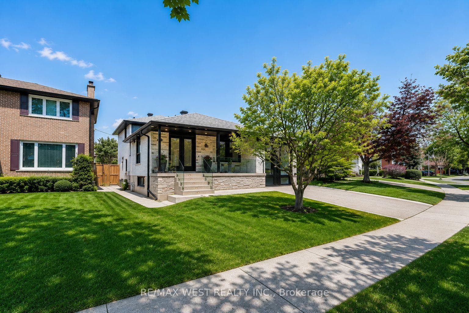 18 Torrington Drive - Detached photo 4 of 44 in Etobicoke (Islington / Rexdale), Ontario
