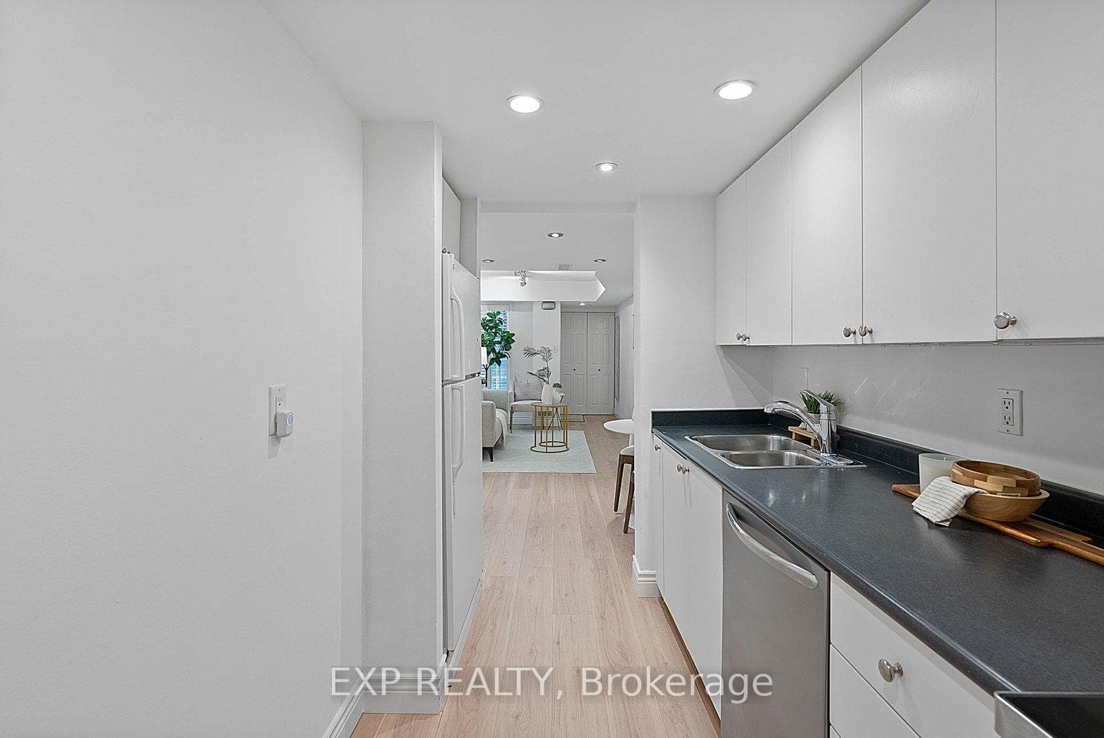 12 Portland Street Unit Th B - Condo photo 17 of 26 in Downtown Toronto / Waterfront, Ontario